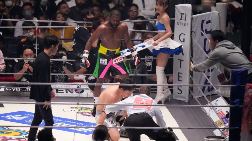 Mikuru Asakura is defeated by Floyd Mayweather in a boxing exhibition battle in Japan.